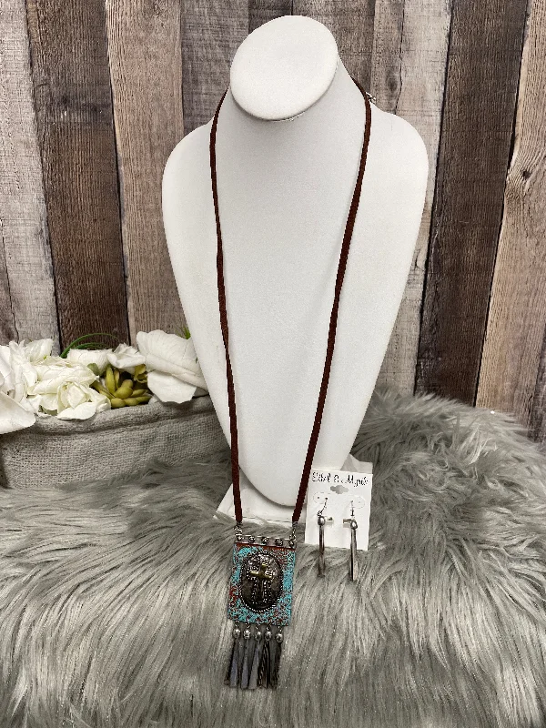 Stunning necklaces and pendants with turquoise and gold for a vibrant, earthy look-Necklace Set By Cmf